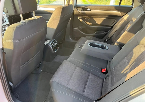 Volkswagen Passat cena 55555 przebieg: 195000, rok produkcji 2015 z Lubin małe 254